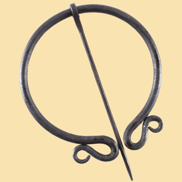Ringfibel, rund, doppelt eingerollt, handgeschmiedet